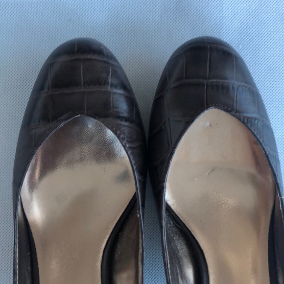 Banana Republic brown croc embossed pumps - Picture 3 of 8